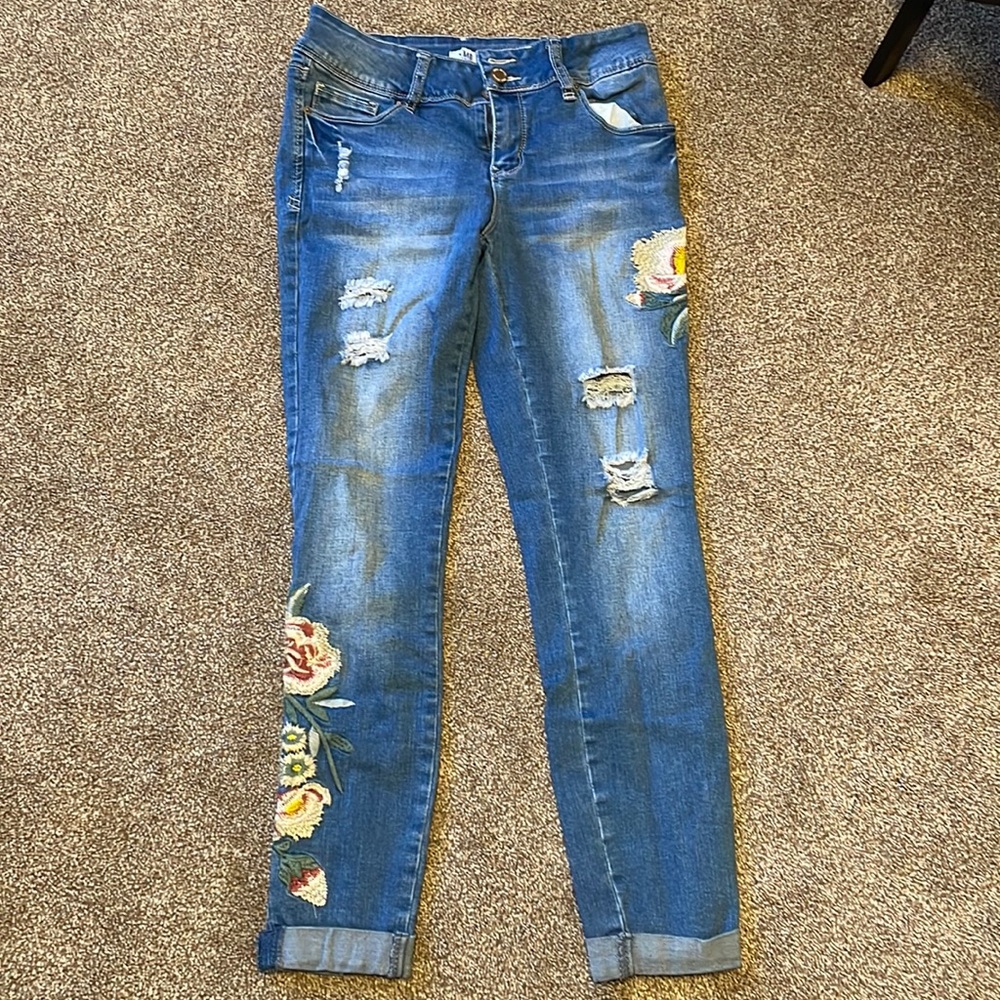 Ripped jeans, with flower embroidery